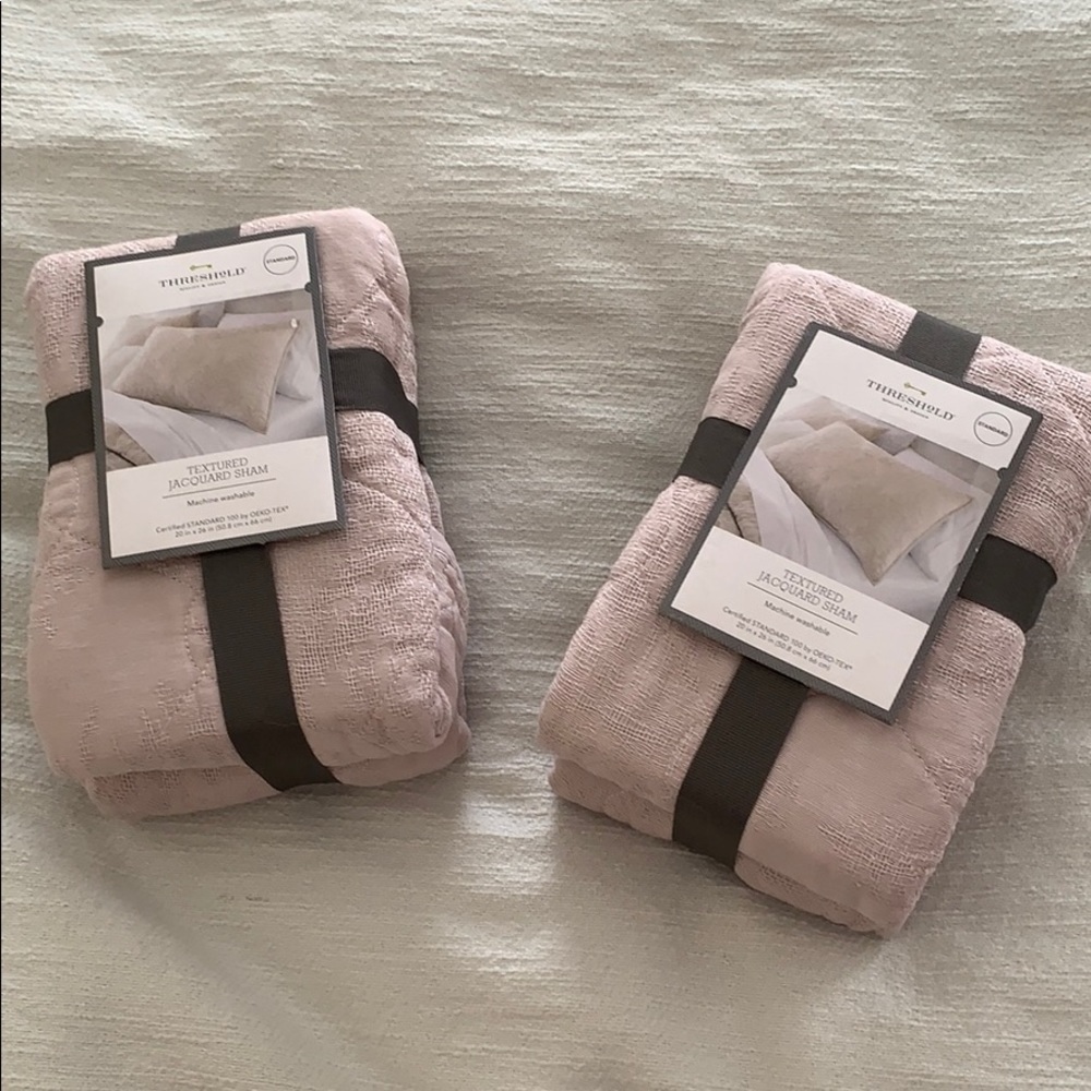 NWT Jacquard Pillow Sham Set